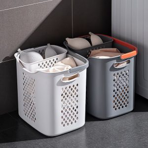 Giỏ đựng quần áo nhựa PP hai tầng nắp đậy chống bụi tiện dụng Hai giỏ đựng quần áo bằng nhựa với thiết kế lỗ thoáng khí và viền màu nổi bật đặt cạnh nhau.