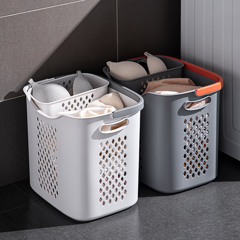 Giỏ đựng quần áo nhựa PP hai tầng nắp đậy chống bụi tiện dụng Hai giỏ đựng quần áo bằng nhựa với thiết kế lỗ thoáng khí và viền màu nổi bật đặt cạnh nhau.
