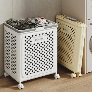 Giỏ đựng quần áo nhựa trắng có bánh xe, chứa đầy quần áo.