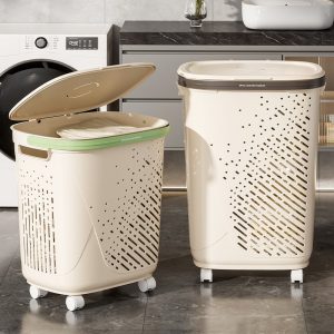 Giỏ đựng quần áo nhựa PP có bánh xe nắp đậy tiện lợi cho gia đình Hai giỏ đựng quần áo bằng nhựa, một mở nắp, có bánh xe, đặt trong phòng giặt.