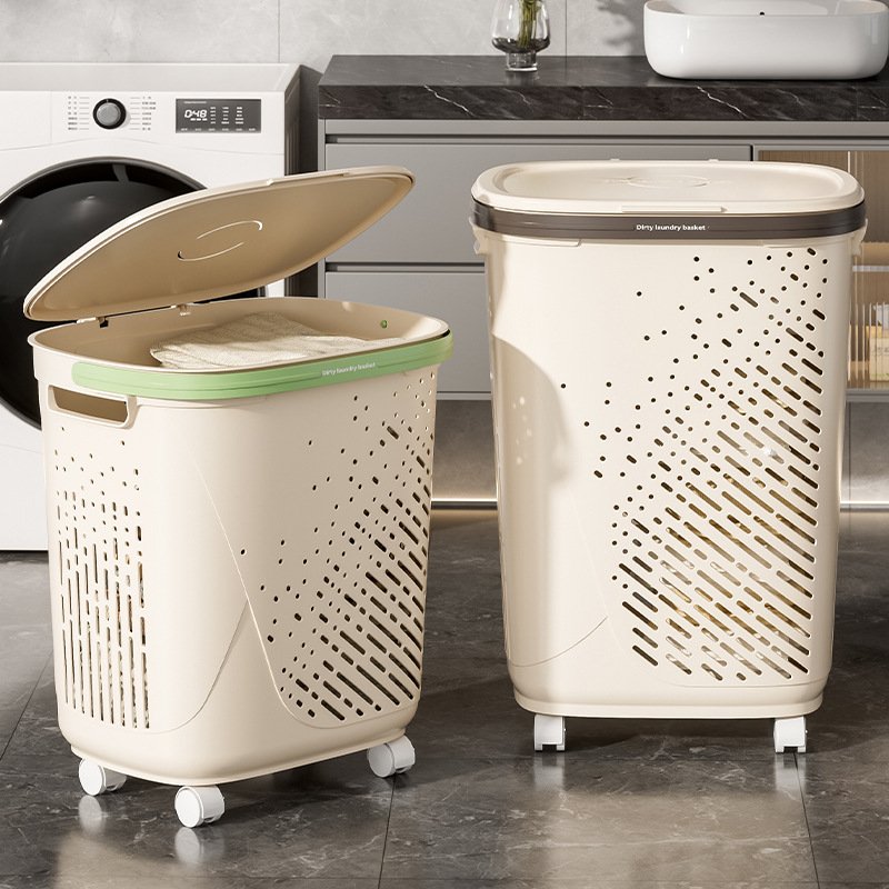 Giỏ đựng quần áo nhựa PP có bánh xe nắp đậy tiện lợi cho gia đình Hai giỏ đựng quần áo bằng nhựa, một mở nắp, có bánh xe, đặt trong phòng giặt.