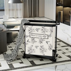 Giỏ đựng đồ di động có bánh xe, họa tiết hoa bướm đặt trong phòng khách