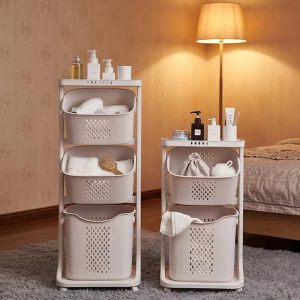 Giỏ đựng quần áo nhựa PP đa tầng có bánh xe tiện lợi cho phòng tắm Hai giỏ đựng quần áo nhiều tầng đặt trong phòng ngủ, trên bề mặt có để mỹ phẩm và khăn tắm.