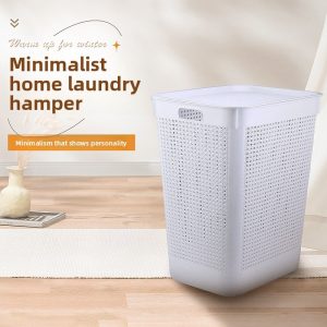 Giỏ đựng quần áo phong cách tối giản đặt trong phòng.