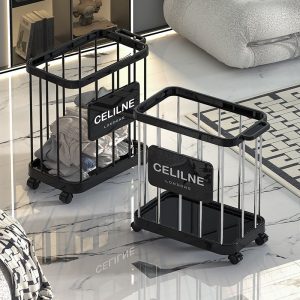 Hai giỏ đựng đồ màu đen đặt trong phòng khách, một giỏ chứa quần áo.