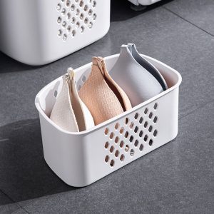 Giỏ nhựa trắng nhỏ, chứa đồ lót và tất, có lỗ thoáng khí.