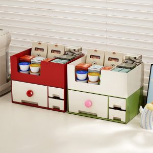 Hai hộp đựng đồ đa năng để bàn màu đỏ và xanh lá, đựng nhiều vật dụng nhỏ.