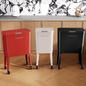 Thùng rác nhựa cao có bánh xe tiện lợi cho gia đình, tiết kiệm diện tích Ba thùng rác nhựa cao có bánh xe, màu đỏ, trắng, đen đặt trong bếp.