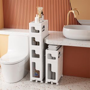 Tủ nhựa đứng khe hẹp đặt cạnh bồn cầu và bồn rửa, chứa nhiều vật dụng phòng tắm.