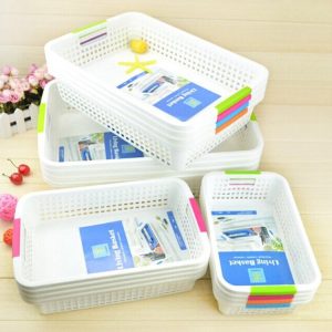 Nhiều rổ nhựa trắng xếp chồng, tay cầm nhiều màu sắc, phù hợp đựng đồ gia dụng hoặc văn phòng.