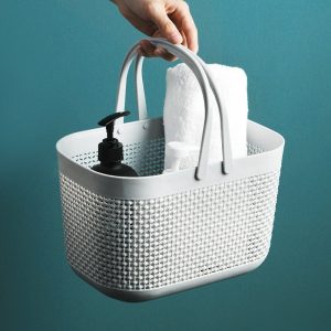 Giỏ nhựa trắng xám với tay cầm, đựng khăn và chai sữa tắm