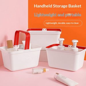 Ba giỏ nhựa trắng viền đỏ, tay cầm đỏ, đựng mỹ phẩm và đồ dùng phòng tắm.