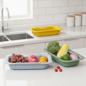 Rổ nhựa kéo giãn đựng rau củ quả đặt trên bàn bếp cạnh bồn rửa