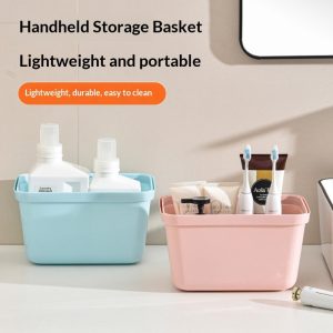Giỏ đựng màu xanh và hồng, chứa đồ phòng tắm như nước giặt, bàn chải.