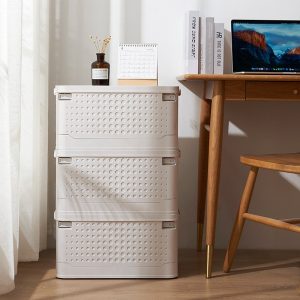 Ba hộp đựng sách xếp chồng cạnh bàn làm việc, thiết kế hiện đại.