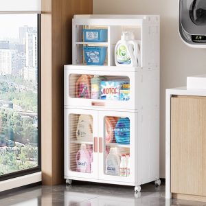 Tủ nhựa 2 tầng cửa đôi, chứa nhiều chai lọ và hộp đựng trong phòng giặt.