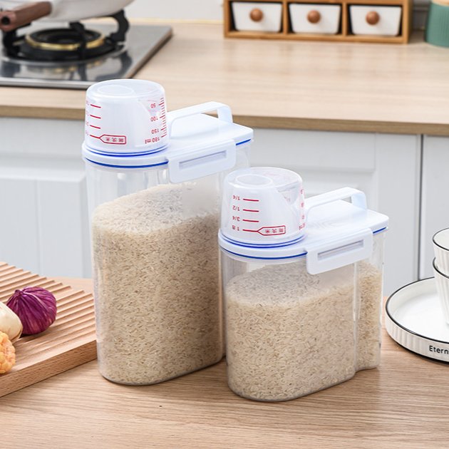 Hộp nhựa trong suốt đựng gạo ngũ cốc chống ẩm đa năng 2-3L Hai hộp đựng gạo bằng nhựa trong suốt với nắp đo lường đặt trên bàn bếp