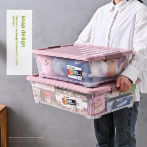 Hộp nhựa trong suốt nắp hồng, đựng đồ chơi và thực phẩm, dễ dàng mang vác.