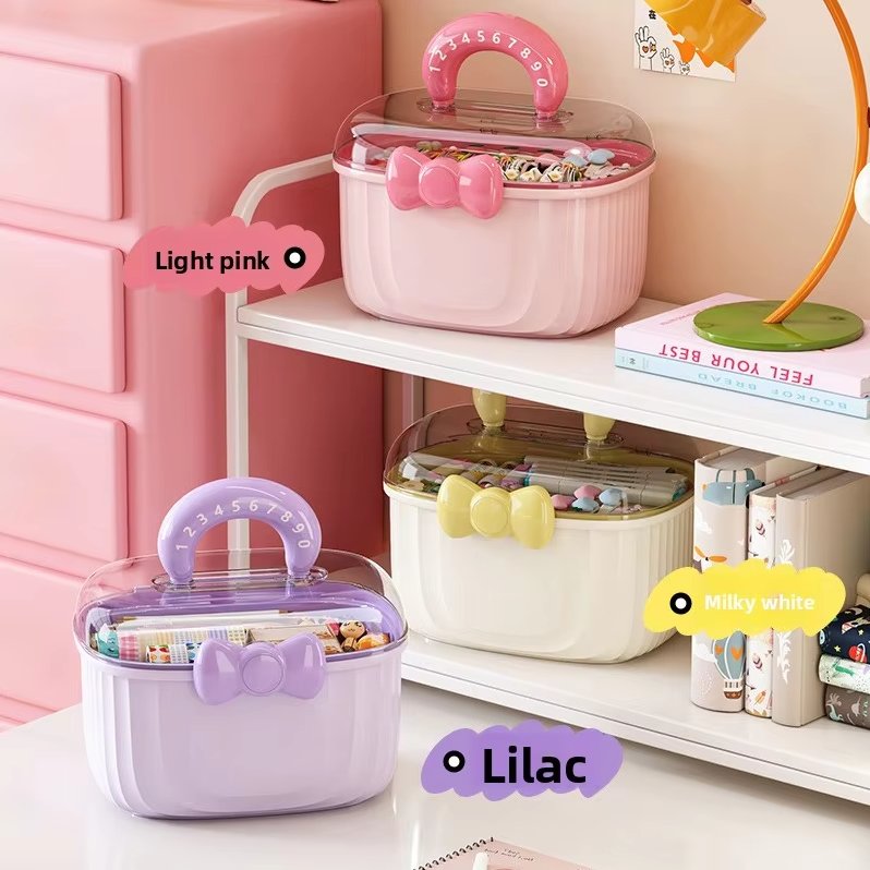 Hộp nhựa đa năng dung tích lớn đựng trang sức, mỹ phẩm cho bé gái Ba hộp đựng lớn nhỏ màu hồng, tím, trắng sữa đặt trên kệ, chứa đầy đồ trang sức và đồ dùng nhỏ.