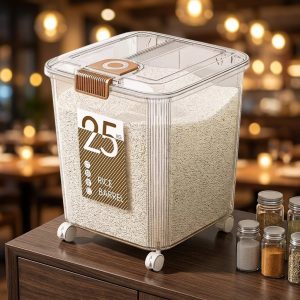 Hộp đựng gạo lớn 25kg có bánh xe, nắp kín, đặt trên bàn bếp.
