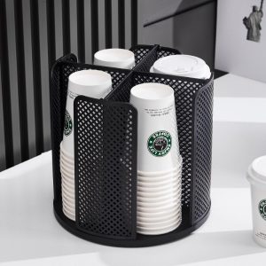 Kệ đựng cốc nhựa màu đen, chứa nhiều cốc giấy trắng.