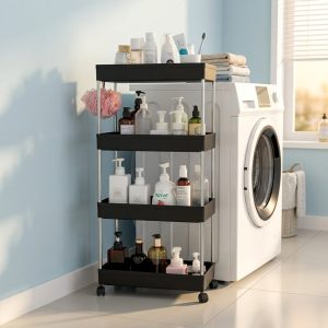 Kệ nhựa đen 4 tầng đặt cạnh máy giặt, chứa nhiều chai lọ mỹ phẩm.