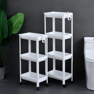 Hai kệ nhựa đứng trắng 3 và 4 tầng đặt cạnh toilet, có móc treo chậu.