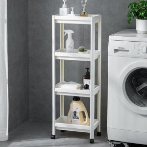 Kệ nhựa 5 tầng màu trắng đặt cạnh máy giặt, chứa đồ giặt và vật dụng cá nhân.