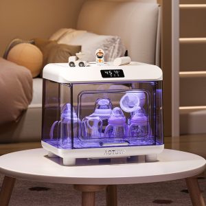 Máy sấy và tiệt trùng bình sữa đang hoạt động với ánh sáng tím diệt khuẩn.