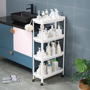 Kệ nhựa 4 tầng màu trắng đặt cạnh bồn rửa, đựng nhiều chai lọ mỹ phẩm.