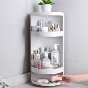Kệ 3 tầng màu trắng đặt trong phòng tắm, chứa mỹ phẩm và xà phòng.