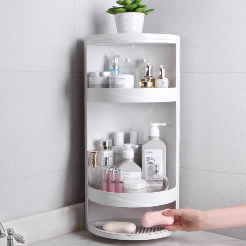 Kệ Đựng Đồ Đa Năng 3 Tầng Nhựa ABS Xoay Góc Chống Bụi Cho Phòng Tắm Kệ 3 tầng màu trắng đặt trong phòng tắm, chứa mỹ phẩm và xà phòng.