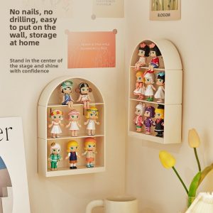 Hai kệ trưng bày treo tường với nhiều figure nhỏ xinh, trang trí góc học tập.