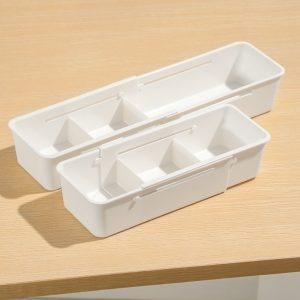 Hai hộp chia ngăn kéo màu trắng với kích thước khác nhau đặt trên bàn.