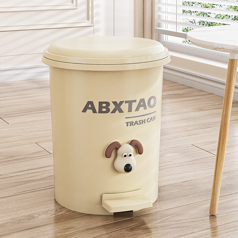 Thùng rác đạp chân nhựa PP dung tích lớn cho phòng khách, phòng ngủ Thùng rác màu kem có hình chú chó, đặt trong phòng khách.