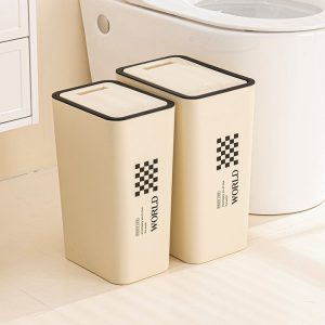 Thùng rác nhựa PP nắp ấn đứng tiết kiệm diện tích cho gia đình Hai thùng rác nhựa đứng cạnh bồn cầu, thiết kế mỏng gọn.