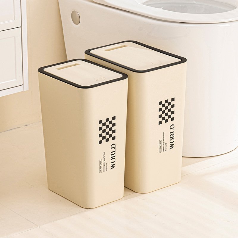 Thùng rác nhựa PP nắp ấn đứng tiết kiệm diện tích cho gia đình Hai thùng rác nhựa đứng cạnh bồn cầu, thiết kế mỏng gọn.