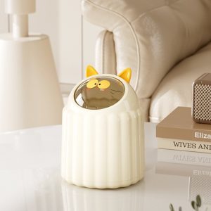 Thùng rác mini để bàn nhựa PP 4L nắp bật hình mèo tiện lợi cho gia đình Thùng rác mini hình mèo đặt trên bàn cạnh ghế sofa.