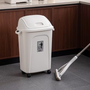 Thùng rác nhựa trắng 65L có bánh xe đặt trong bếp.