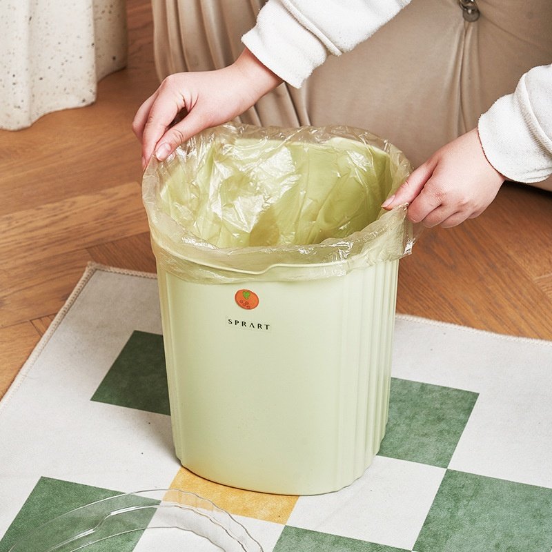 Thùng rác đứng nhựa PP dung tích lớn cho phòng khách, phòng ngủ, văn phòng Người đang lắp túi rác vào thùng rác nhựa màu xanh nhạt.