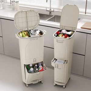 Hai thùng rác đứng phân loại đặt cạnh bồn rửa, có nhiều ngăn chứa.