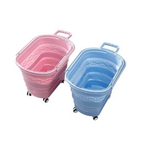 Hai giỏ đựng đồ màu hồng và xanh dương có bánh xe.