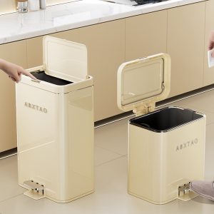 Thùng rác nhựa hai ngăn, mở nắp bằng bàn đạp chân trong bếp.