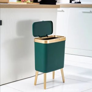 Thùng rác nhựa cao chân vàng đặt trong bếp, nắp mở.