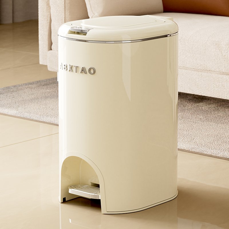 Thùng rác đạp chân thép không gỉ dung tích lớn giữ vệ sinh gia đình Thùng rác đạp chân màu kem đặt cạnh ghế sofa, thiết kế hiện đại.