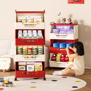 Kệ nhựa đỏ kem 4 tầng đựng snack, bé gái đang lấy đồ