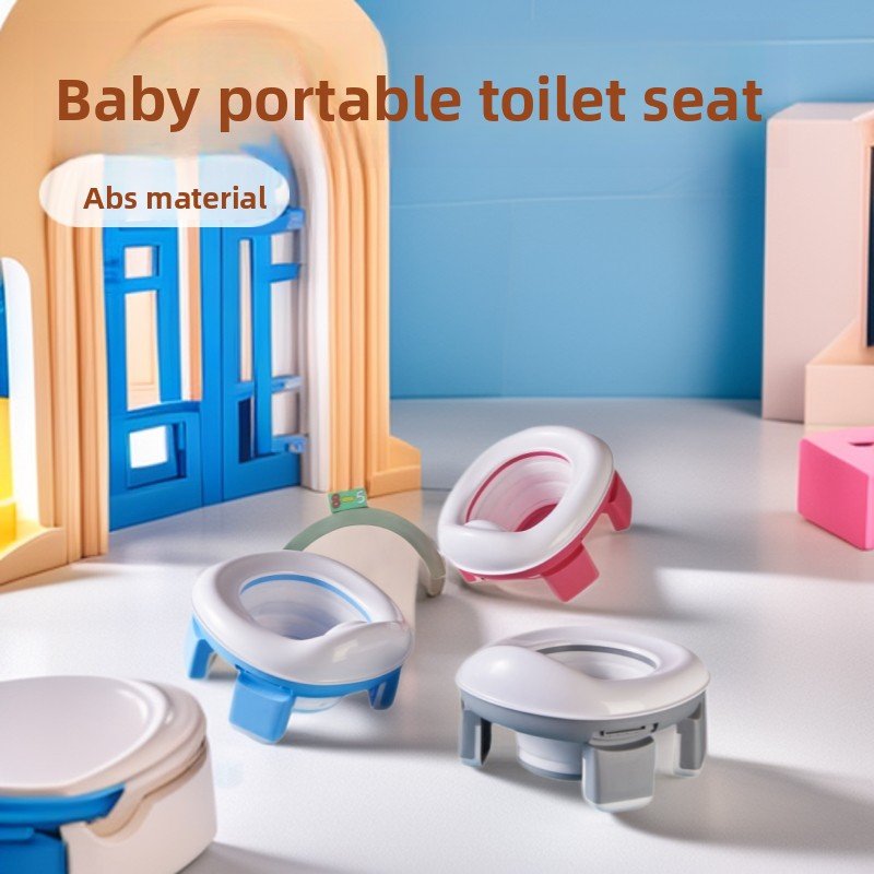 Bô vệ sinh di động gấp gọn nhựa ABS cho bé du lịch, dã ngoại, xe hơi Nhiều bô vệ sinh di động với màu sắc khác nhau đặt trên bàn.