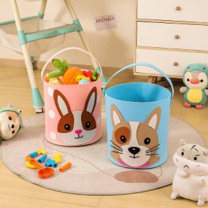 Hai giỏ đựng đồ chơi hình thỏ và chó, đầy màu sắc, đặt trên thảm trong phòng trẻ em.