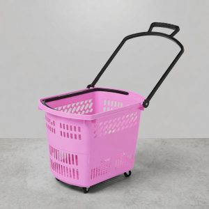 Giỏ kéo nhựa màu hồng với tay kéo và bánh xe, đặt trên nền xám