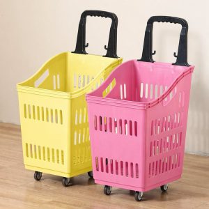 Hai giỏ kéo đi chợ màu hồng và vàng có tay kéo và bánh xe tiện lợi.